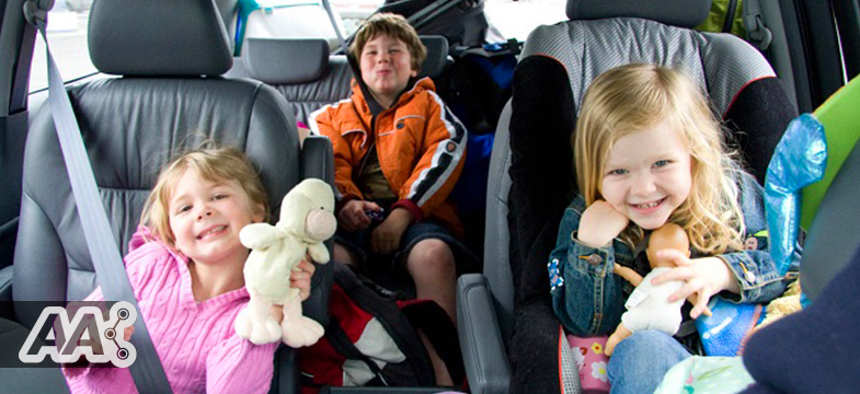 como-deben-viajar-los-niños-en-auto